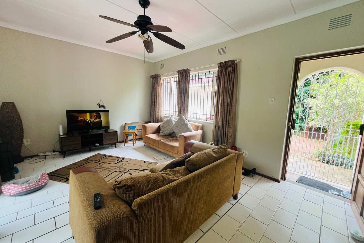 Hendra - 3-Bedroom Home with Flatlet, Double Garage and Pool in Sought-After Upper Glen Hills - Photo 4