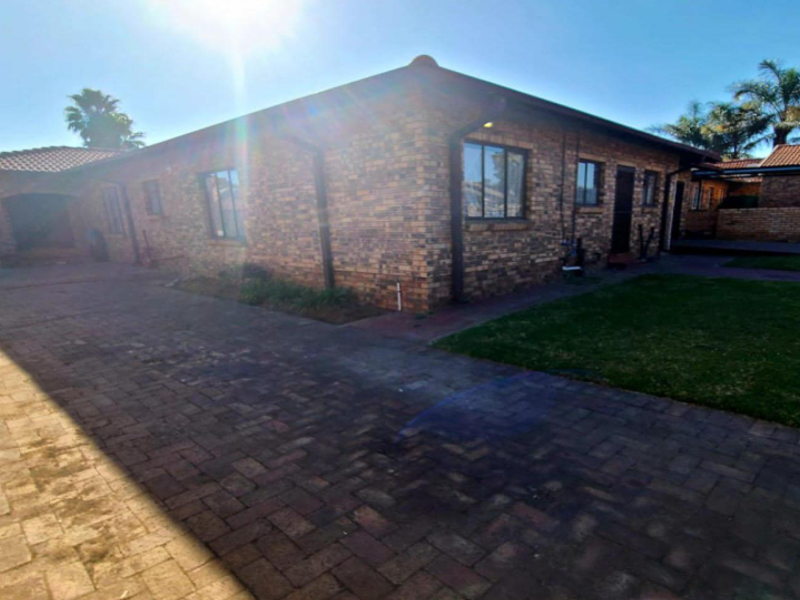 Spacious Facebrick Family Home in Denver Park 1 - Photo 2