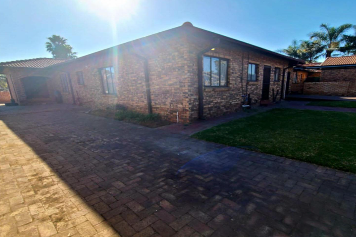 Spacious Facebrick Family Home in Denver Park 1 - Photo 2