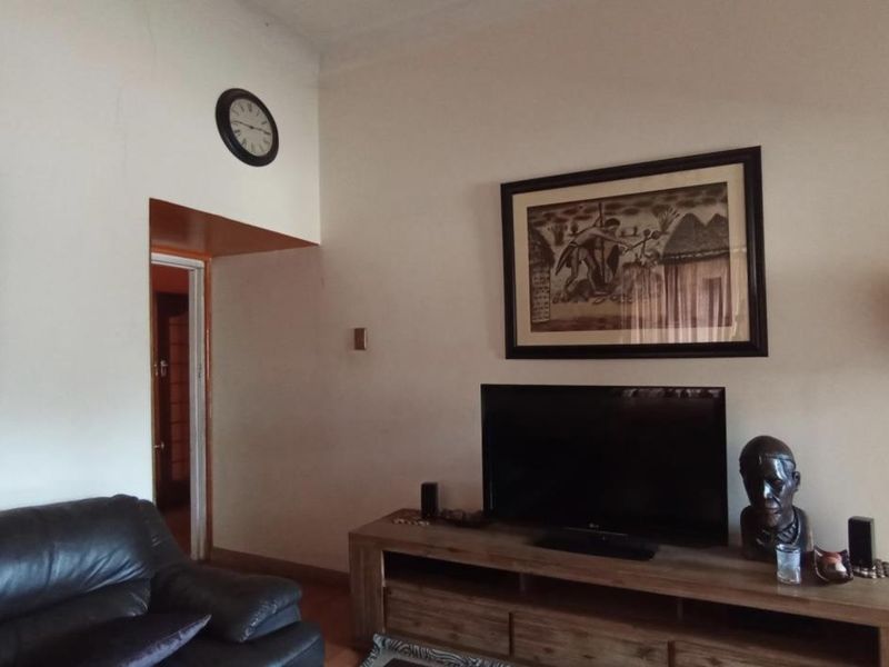 Charming 3-Bedroom Family Home with Pool, Garden, Flatlet & Double Garage - Photo 7