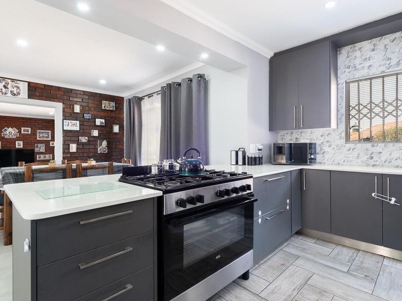 Stunning 3 Bedroom House for Sale in Bassonia - Photo 2