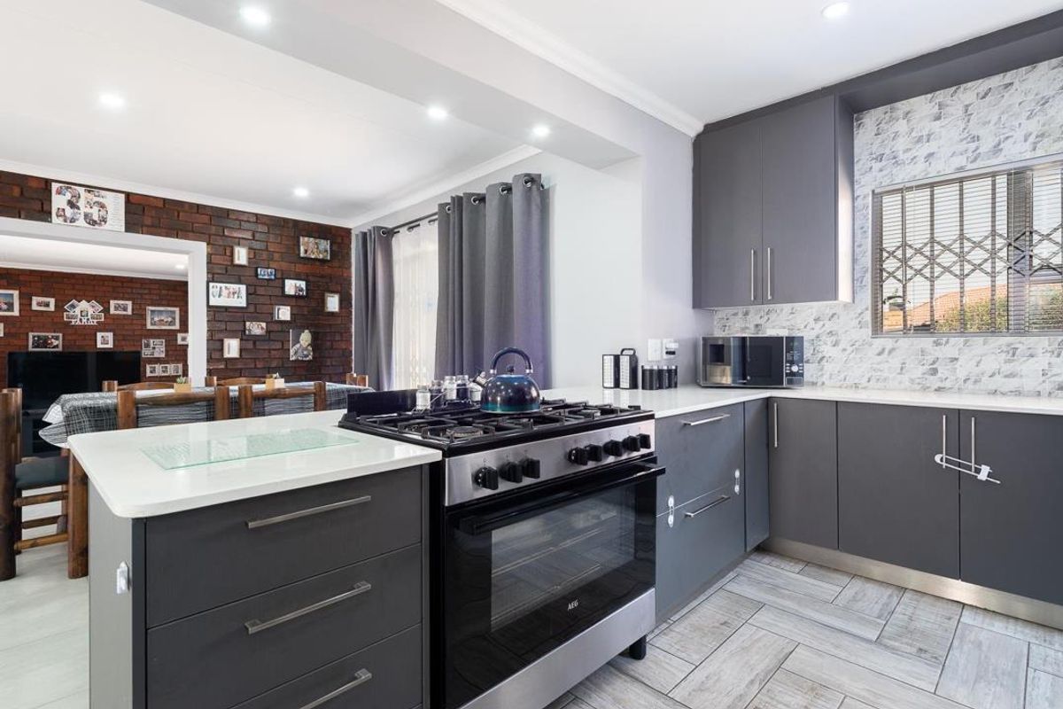 Stunning 3 Bedroom House for Sale in Bassonia - Photo 2