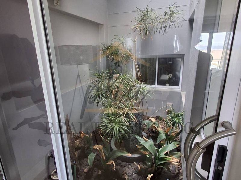 Beautiful Seafront Property - Stunning Sea Views!!! - Photo 3