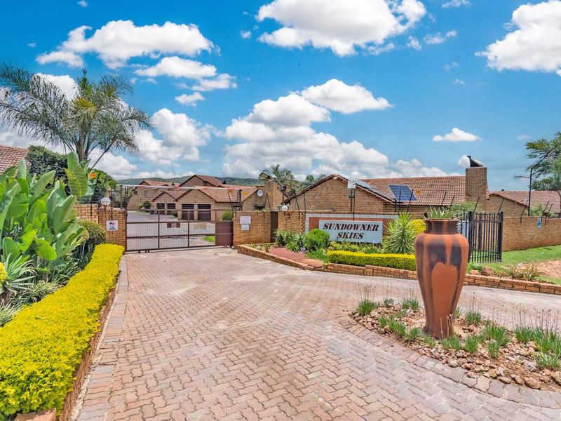 Secure, spacious family home in Ruimsig Noord - Photo 7