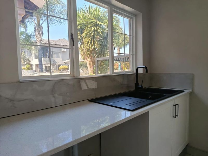 MODERN FAMILY HOME IN AMBERFIELD RIDGE ESTATE - Photo 9