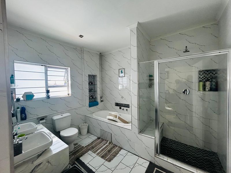 Spacious 4-Bed Home - Photo 8