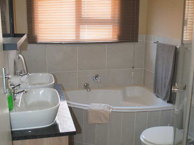 Feast your eyes on this spaciouys modern lovely 3 Bedroom Facebrick Townhouse - Photo 10