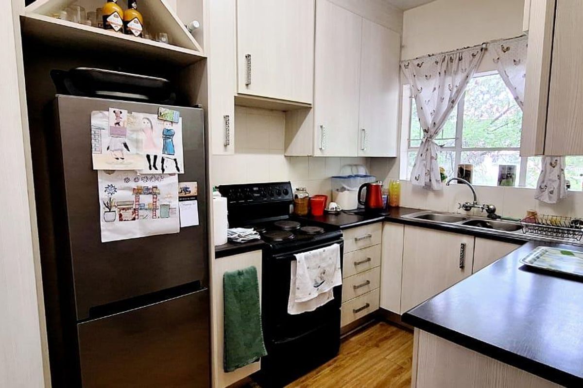 3 Bedroom Unit in South Crest with Spacious Outside Patio & Garden area - Photo 4