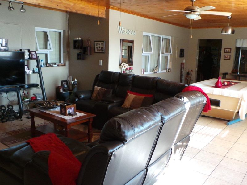 A True spacious low maintenance Family home close to schools perfect for the large family! - Photo 7