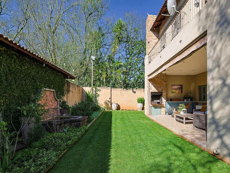 Elegant 5-Bedroom Family Residence in an Exclusive Secure Estate - Photo 2