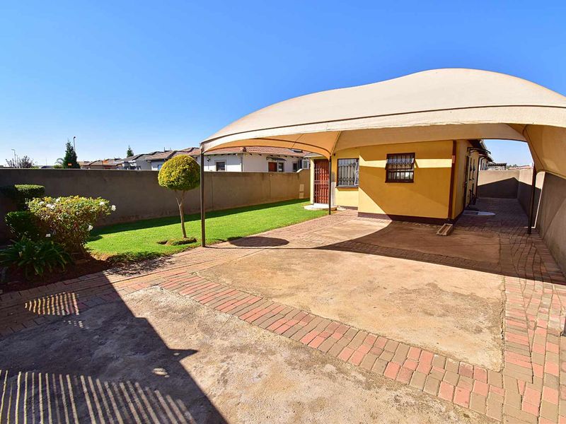 3 Bedroom, 2 Bathroom Home in Klippoortje - Photo 2