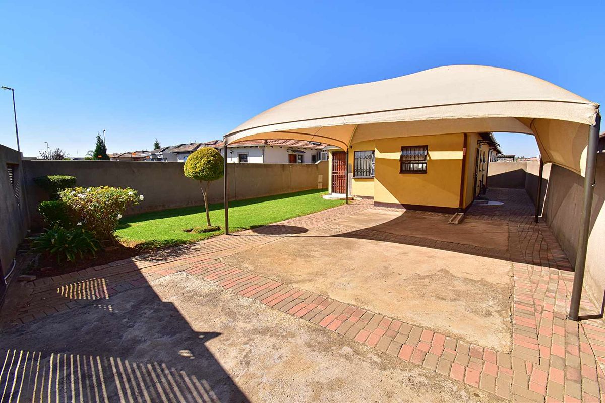 3 Bedroom, 2 Bathroom Home in Klippoortje - Photo 2