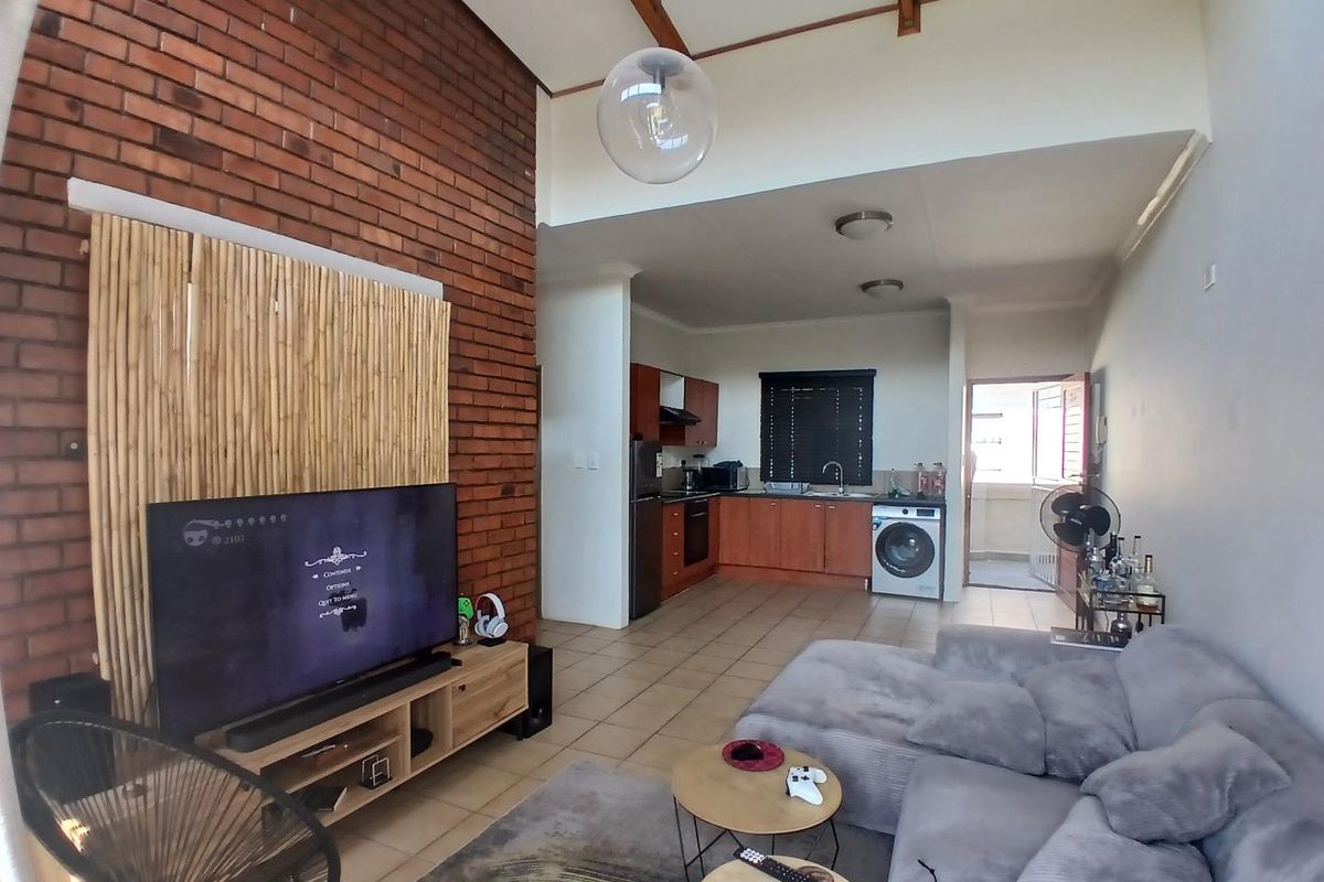 Own Your First Home: Cozy Starter Apartment for Sale - Photo 2