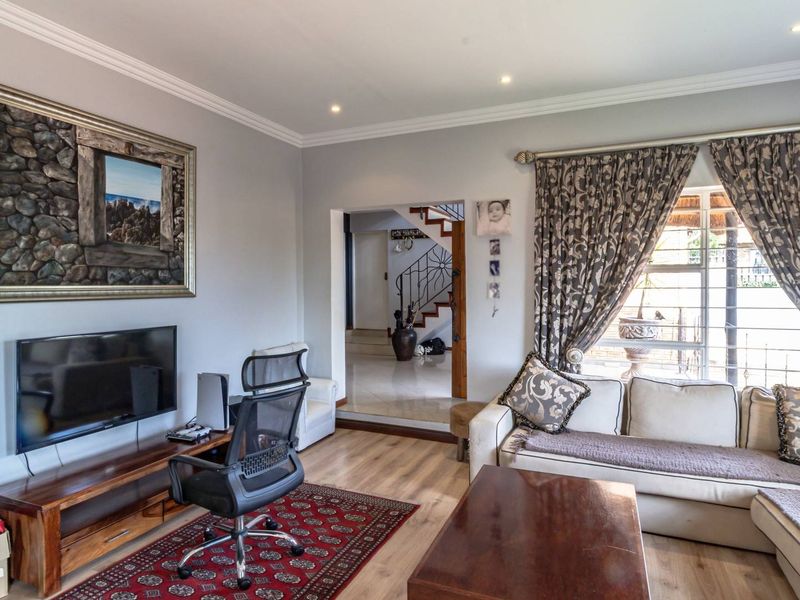 Spacious Five‐Bedroom Residence Offering Ample Family Living and Perfect for Entertainment - Photo 8