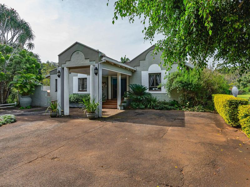 Private Estate – Three Unique Residences - Photo 3