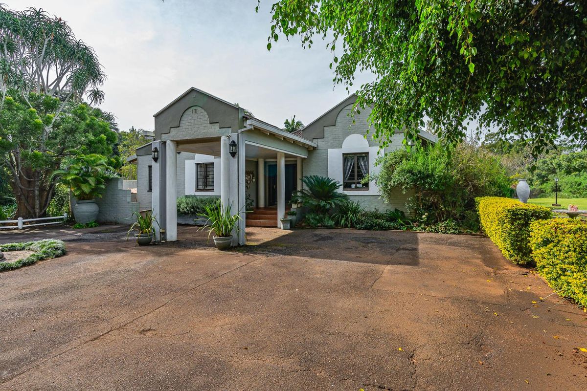 Private Estate – Three Unique Residences - Photo 3