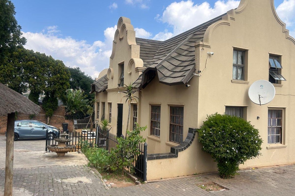 14 Bedroom house in Laudium - Photo 4