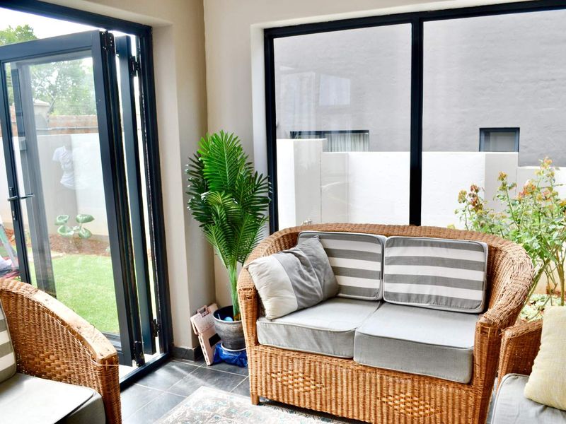 ***COZY and MODERN - Are you a Young Professional looking for a Lock-up and Go? Two En-suite Bedrooms in Heron Hill Garden Estate, Olympus*** - Photo 2