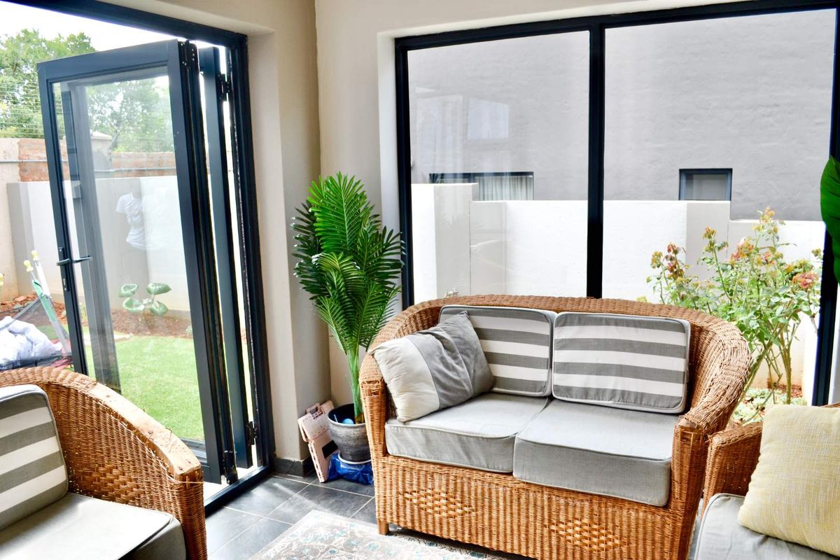 ***COZY and MODERN - Are you a Young Professional looking for a Lock-up and Go? Two En-suite Bedrooms in Heron Hill Garden Estate, Olympus*** - Photo 2