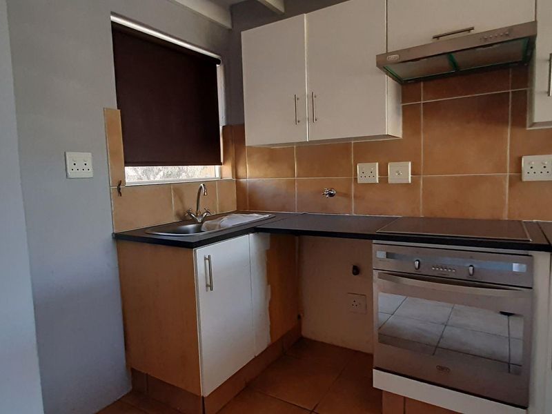 Spacious 2 bed, 1 bath loft apartment available in Lonehill - Photo 6