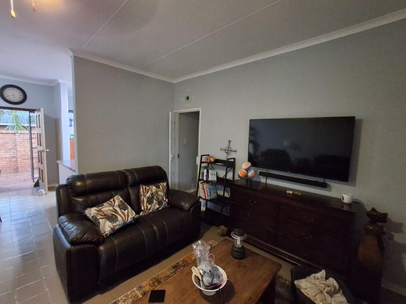 Cozy house in West Acres for sale - Photo 3