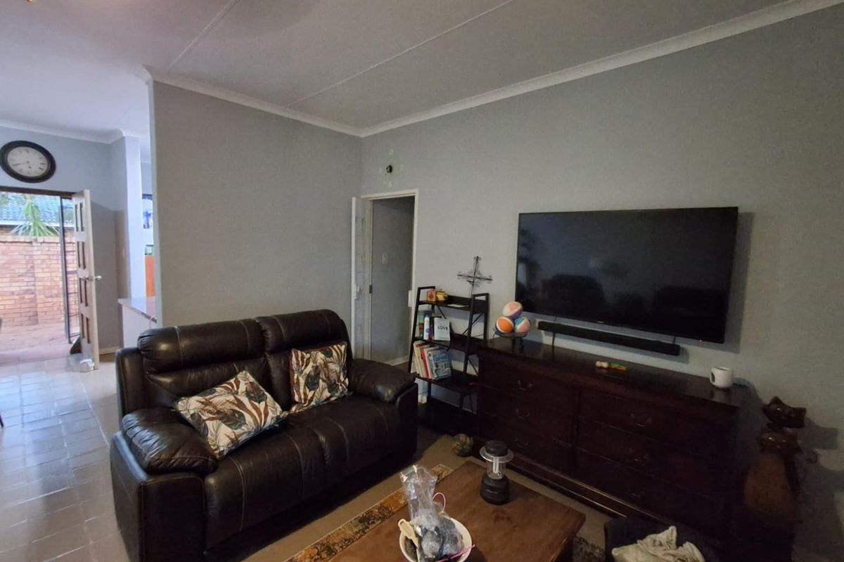 Cozy house in West Acres for sale - Photo 3