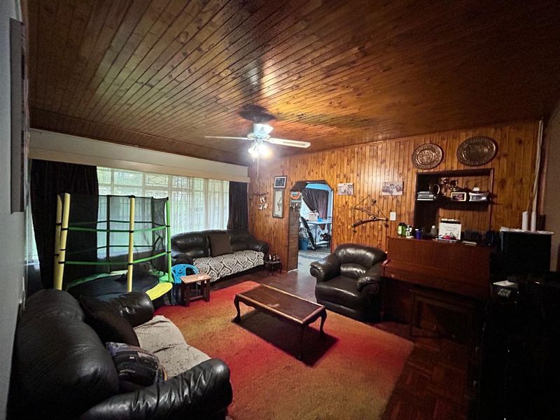 Cozy home with a swimming pool - Photo 4