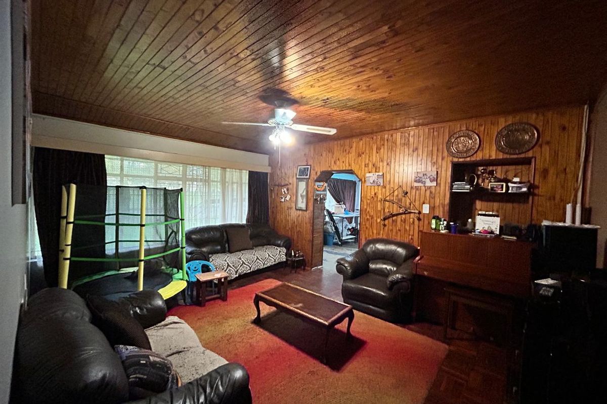 Cozy home with a swimming pool - Photo 4