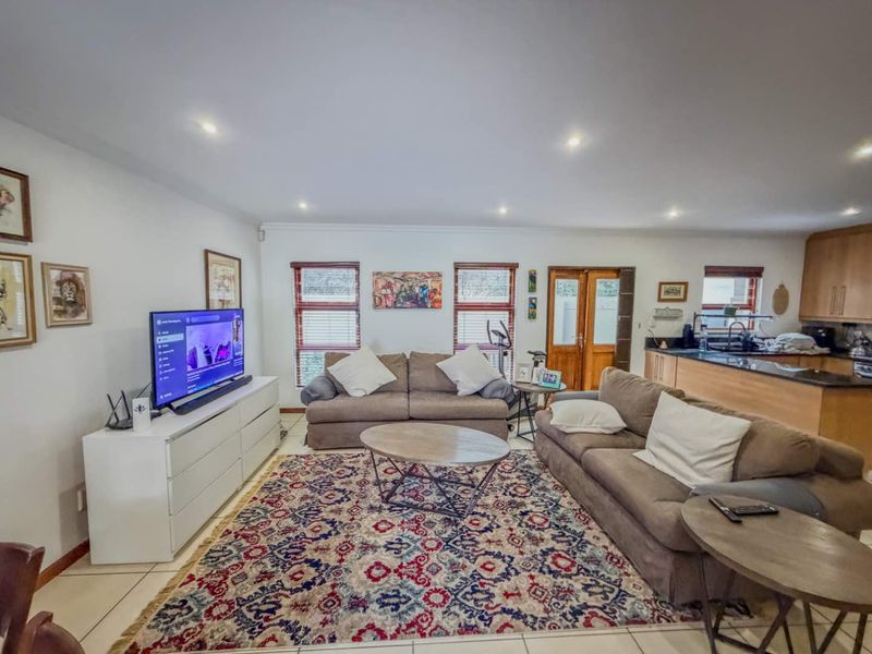 Stylish Duplex Townhouse with Double Garage & Granite Kitchen - Photo 2