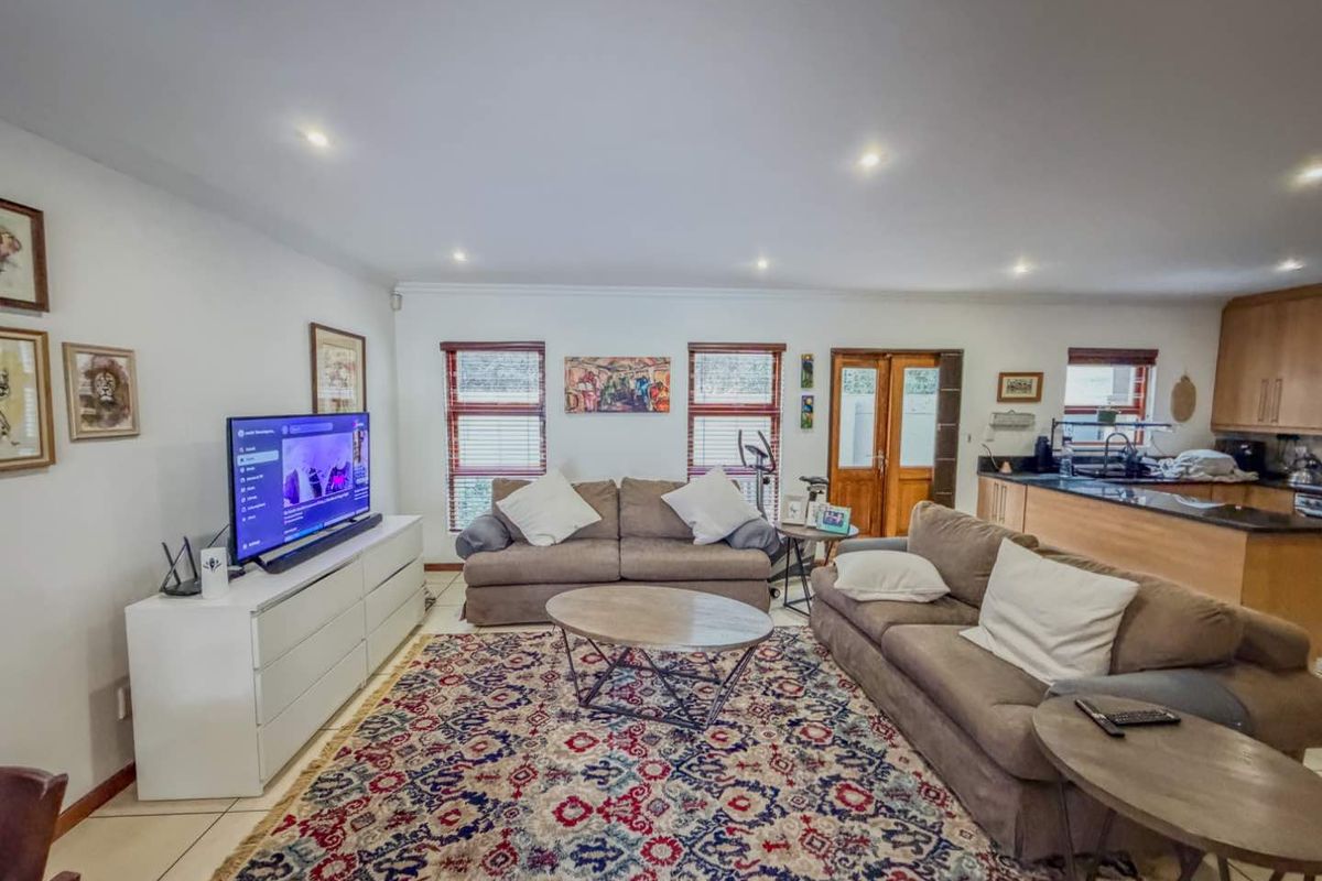 Stylish Duplex Townhouse with Double Garage & Granite Kitchen - Photo 2