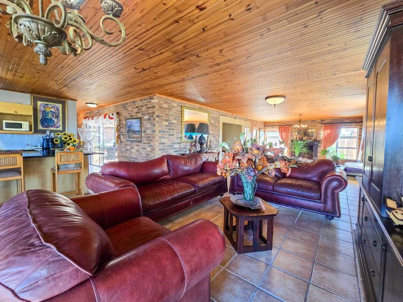 Spacious family home with breathtaking views. - Photo 4