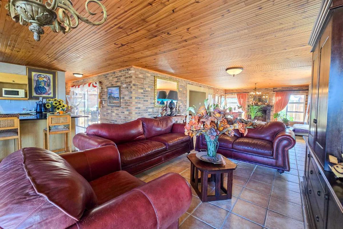 Spacious family home with breathtaking views. - Photo 4