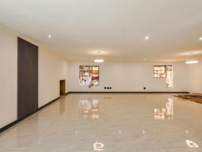 Newly Renovated 6-Bedroom Single-Storey Home with Flatlet – Turnkey Perfection - Photo 6