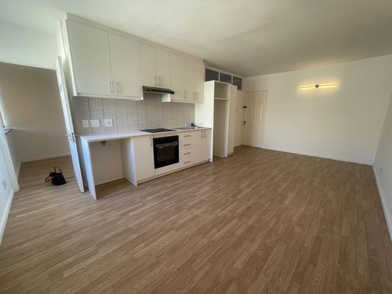 Sunny, secure apartment opposite The High Court - Photo 2