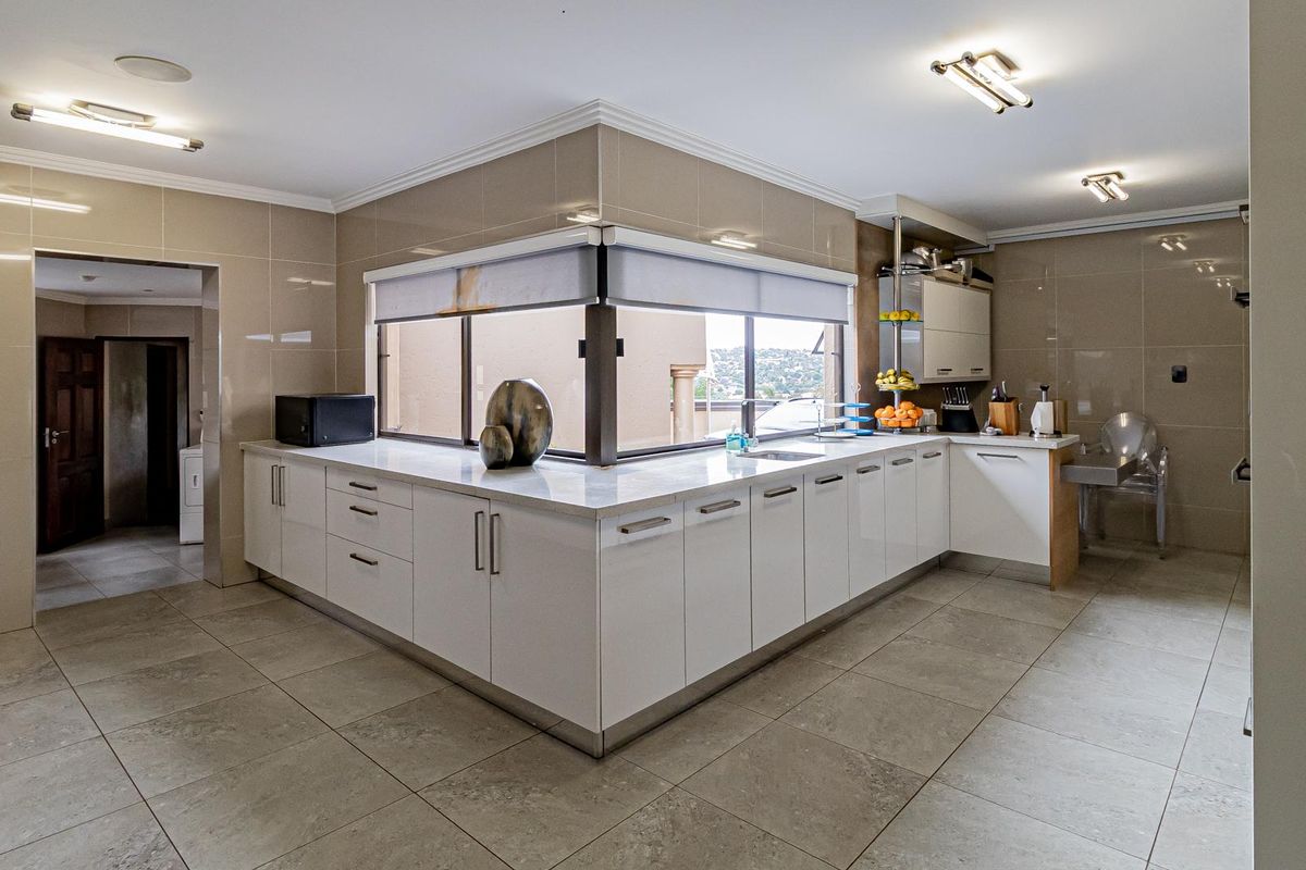 Luxurious Fully Furnished 4-Bedroom Double-Storey Home with Breathtaking Views in Roodekrans. - Photo 4