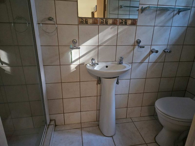 Two bedroom House with flat in Magersfontein - Photo 5