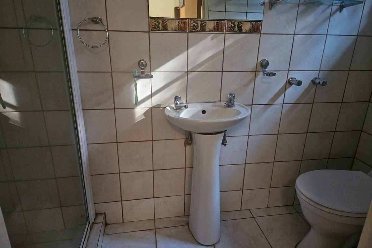 Two bedroom House with flat in Magersfontein - Photo 5