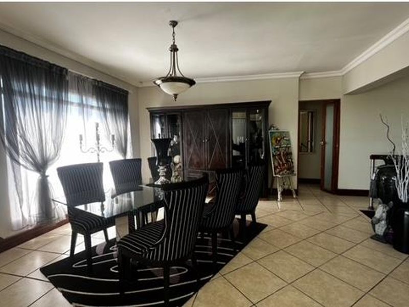 Panoramic Views in Prestigious Hillsboro - Photo 8