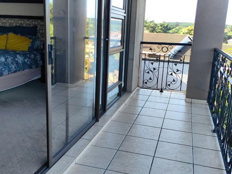 Grand Family Residence with Exceptional Entertainment Spaces in Veld En Vlei - Photo 2