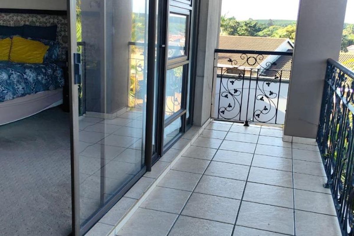 Grand Family Residence with Exceptional Entertainment Spaces in Veld En Vlei - Photo 2