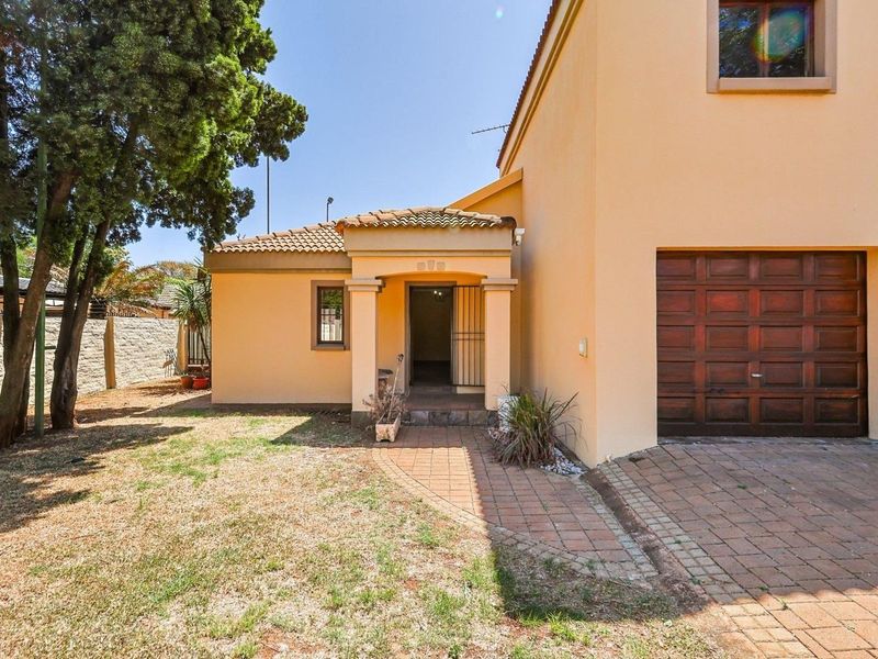 Modern 4 bedroom Oasis: Designer Living in a Premier Suburb - Photo 6