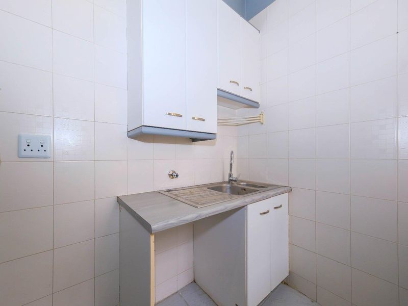 Empty & Urgent! Bachelor/Studio apartment. Available Now! - Photo 3