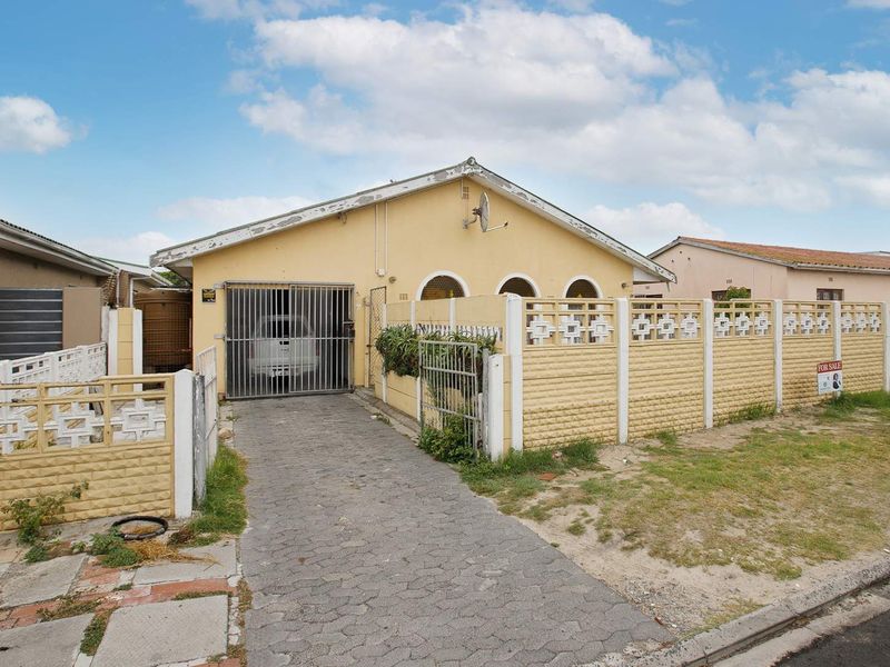 Spacious 5 Bedroom Home in Grassy Park - Photo 2