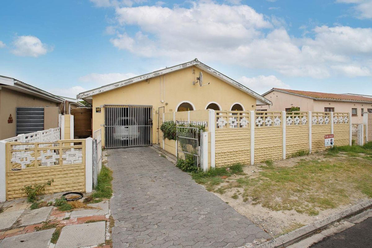 Spacious 5 Bedroom Home in Grassy Park - Photo 2