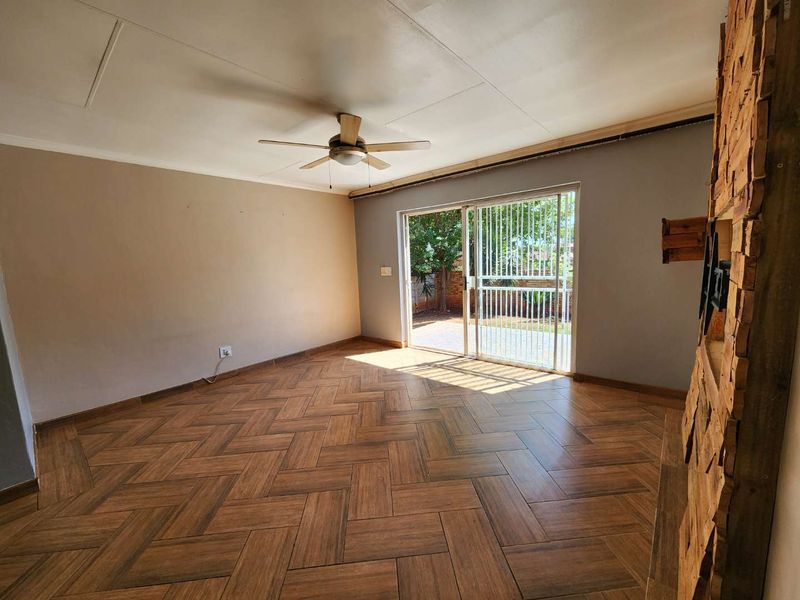 Immaculate simplex unit with own private garden - Photo 5