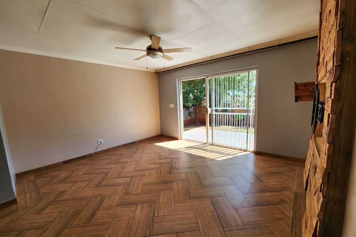 Immaculate simplex unit with own private garden - Photo 5