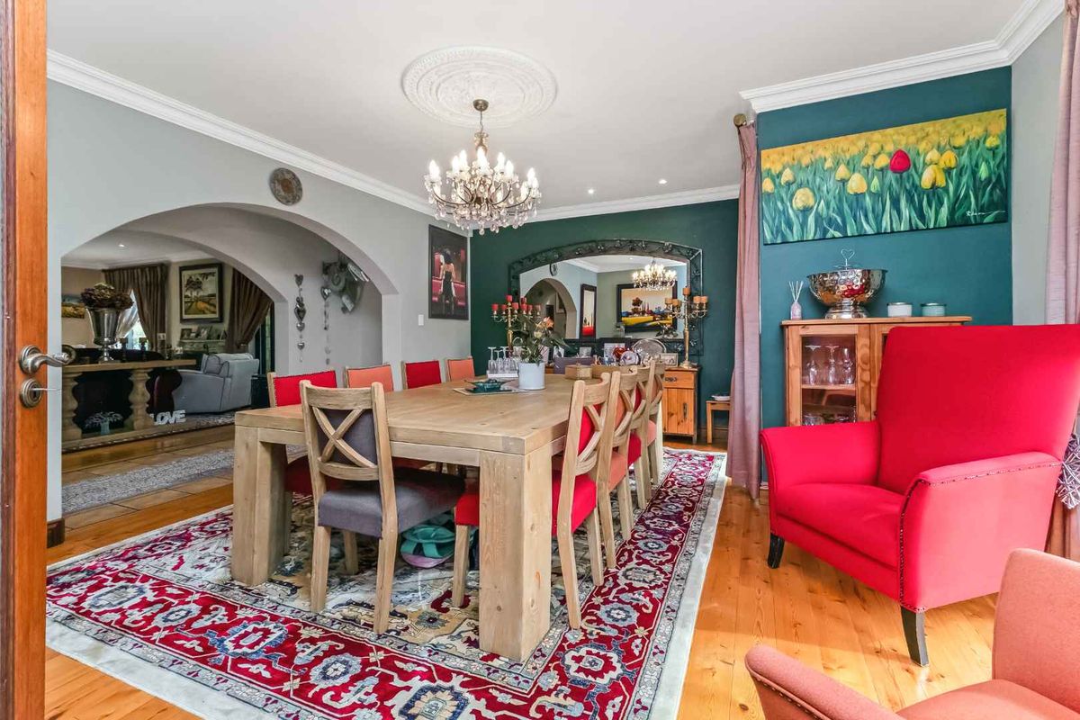 PERFECTLY PRIVATE ENTERTAINER HOME, OOZING WITH CHARACTER AND CHARM WITH A GORGEOUS BREATH-TAKING VIEW - Photo 4