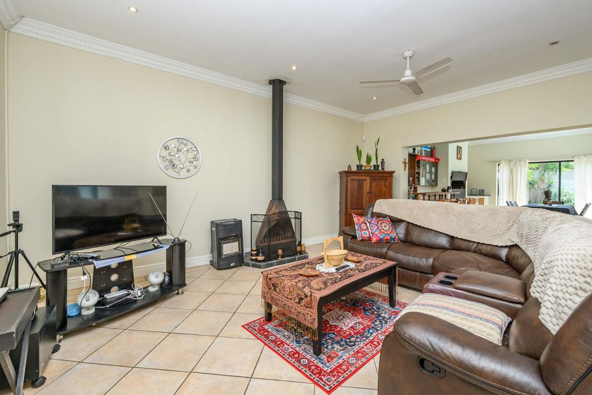 Magnificent, neat, spacious 4 Bed PLUS Study. Family Home. Serious Seller! Value for Money! - Photo 4