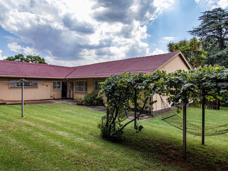 Spacious 4-Bedroom Family Home on a 2,136m2 Corner Stand in Northcliff - Photo 7