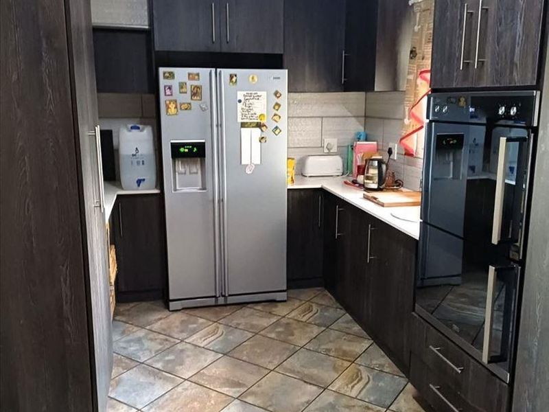 For Sale -  3 Bedroom Home in Comet - Close to EG Jansen and Concordia - Photo 8